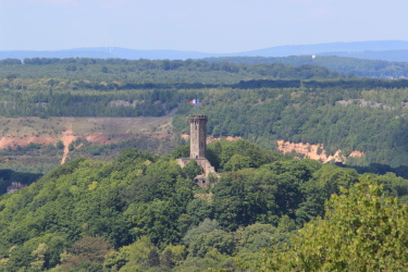 La tour du schlosberg de Forbach en été
